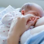 Was tun, wenn das Baby während des Stillens einschläft?